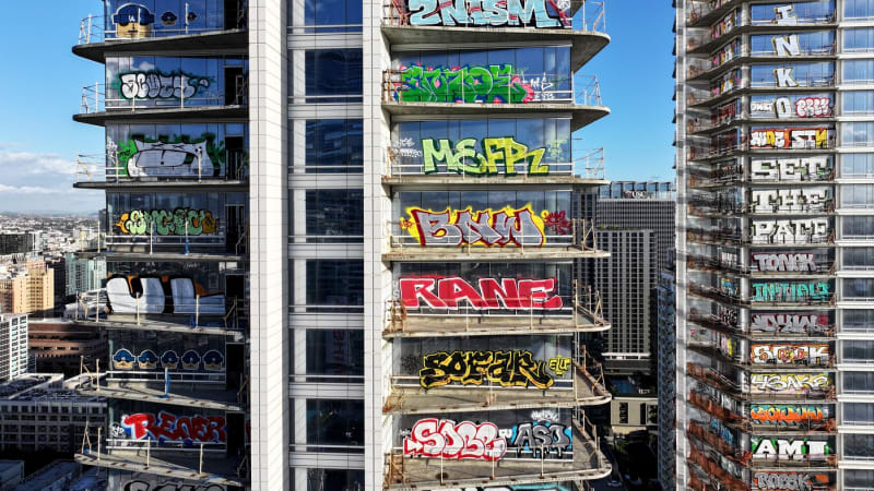 OBRAZEM: Olympiáda s uměleckým škraloupem? „Graffiti věže“ hyzdí LA, čas se krátí