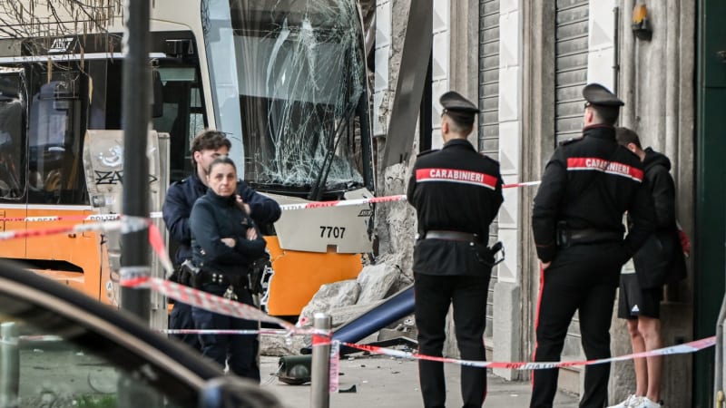 Tramvaj vletěla do výlohy, dva lidé zemřeli. Bylo to jako zemětřesení, líčí svědek z Milána