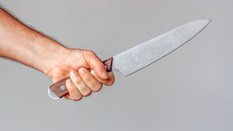 Nůž na inspektora vytáhl prodavač z Chomutovska. Podle policie neunesl nález prošlých potravin