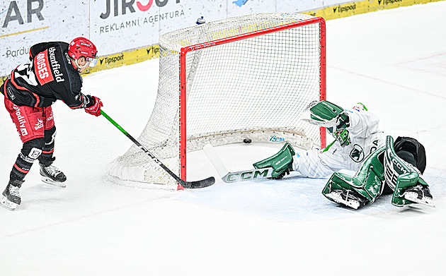 ONLINE: Moses hattrickem vystřílel Hradci čtvrtfinále. V Třinci se prodlužuje