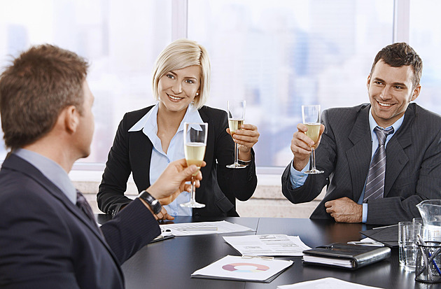 Opilecké extempore v práci: kdy odejdete jen s ostudou a kdy s výpovědí