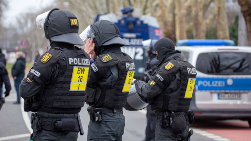 Masivní zátah v Evropě: Stopy extremistického nakladatelství vedou i do Česka