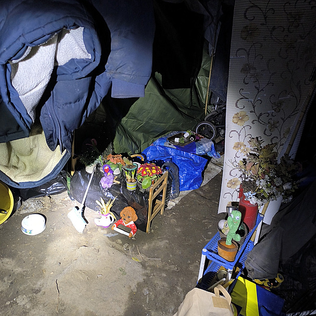 Zanedbané děti ze stanu v Kbelích skončily v pěstounské péči, matce hrozí vězení