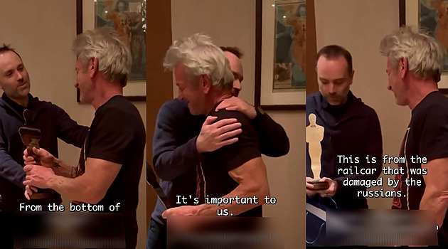 Sean Penn dostal na Ukrajině náhradního Oscara. Vyrobili ho z poničeného vlaku