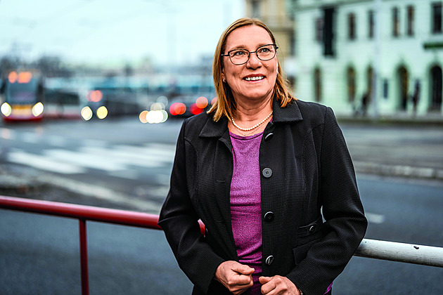 Firmy tvrdí, že jim vyšší věk zaměstnanců nevadí. Realita je ale jinde, říká expertka