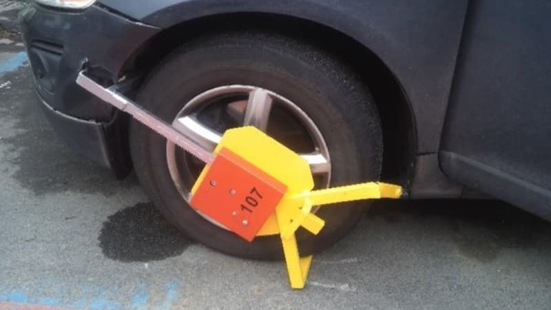 Bizár z Brna: Řidička se snažila odjet i s botičkou na autě. Parkování se jí pěkně prodražilo