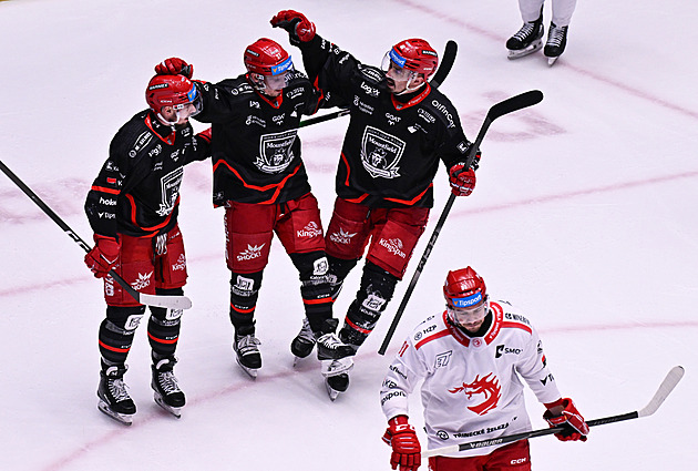 ONLINE: Liberec přehrává Vary. Hradec po trefě Nenonena vede nad Třincem