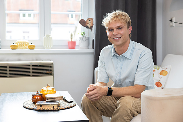 Známý herec žije v bytě na pražském Smíchově. Něco mu ale chybí