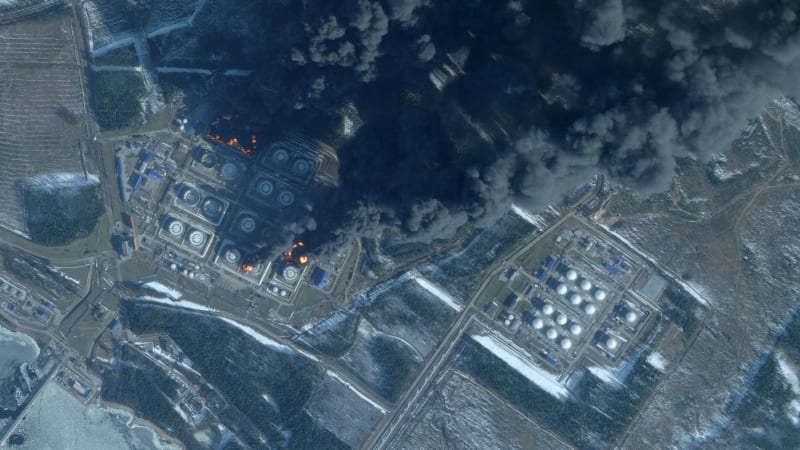 Ukrajinci drtí Moskvu: Jejich útoky připravily Rusy o skoro polovinu kapacit pro vývoz ropy