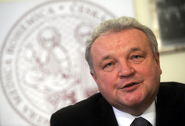 Zemřel porodník Jaroslav Feyereisl, čtvrt století vedl podolský ústav