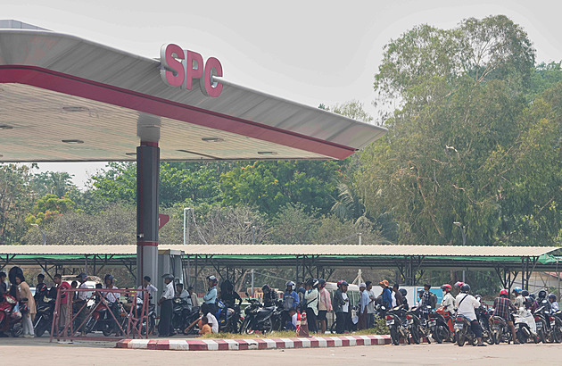 Když se z benzinu stane nedosažitelný luxus. Myanmar je zemí front bez konce