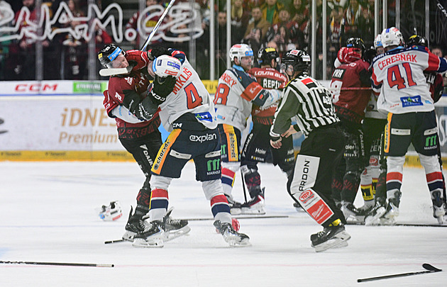 Rivalitu znají z obou stran. Podívejte se, kteří hokejisté hráli za Spartu i Pardubice