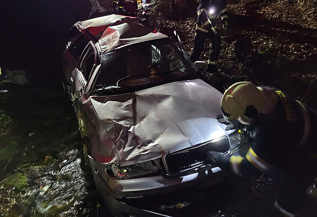 Náraz do svodidel vymrštil na Opavsku spolujezdce z auta, muž za volantem byl zdrogovaný