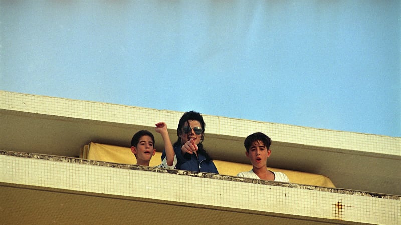 Polonahé děti na Jacksonově klíně. „Druhá rodina“ zpěváka žaluje a přináší nové důkazy