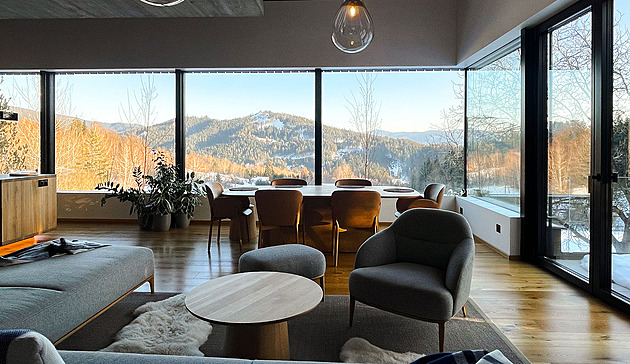 Prosklený luxus, který v horách nečekáte. V CHKO si postavili vysněnou chalupu