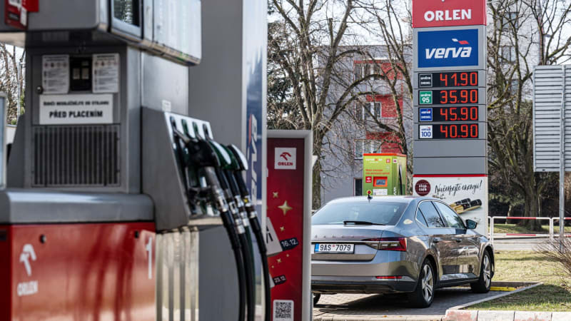 Malí pumpaři mohou zdražovat. Vládní strop zbrzdí ceny paliv jen málo, tvrdí experti