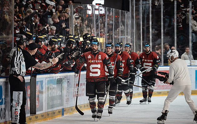 ONLINE: Sparta se opět ujímá vedení s Dynamem. Vary vedou s Třincem o dva góly