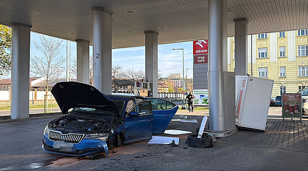 Nehoda dvou aut v Holešovicích. Jeden z řidičů naboural do čerpací stanice
