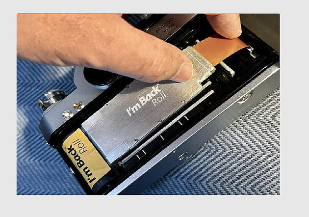 Připomíná 35mm film pro analogové fotoaparáty, ale promění je na digitální