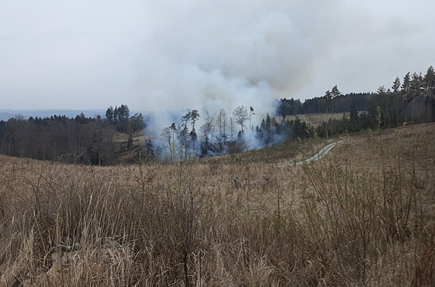 Na Blanensku hořely necelé čtyři hektary lesa, situaci komplikoval nedostupný terén