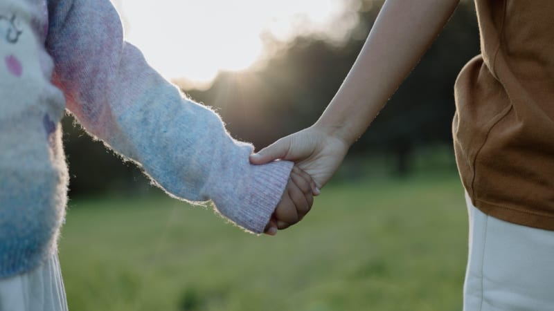 Únos dvou malých dětí do Ruska skončil šťastně: Po deseti měsících jsou sourozenci v Česku