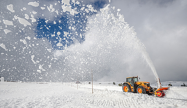 OBRAZEM: Hřebenovku na Luční boudu prorazila fréza, poslední sníh rozpustí slunce