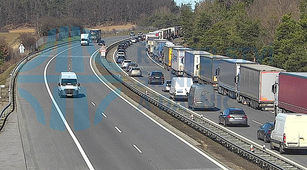 U Velké Bíteše na D1 narazil řidič dodávky do kamionu, nehodu nepřežil