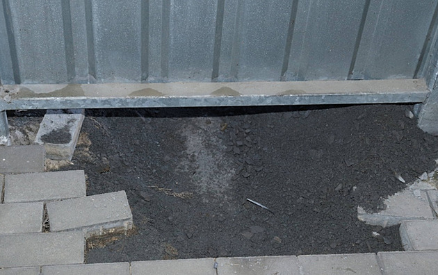 Zloděj se podhrabal do kolárny. Chtěl jsem tam jen přespat, lhal potom policii