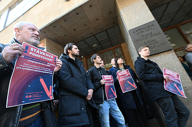 Stávkovou pohotovost vyhlásila i televize. ČT nedáme, skandovali pracovníci