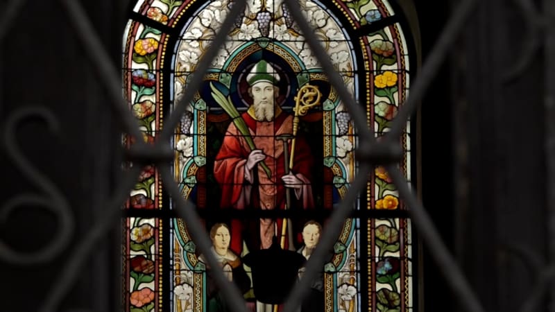 Kněz z Karlovarska se zamiloval a kvůli celibátu skončil. Lidé z jeho farnosti ho podporují