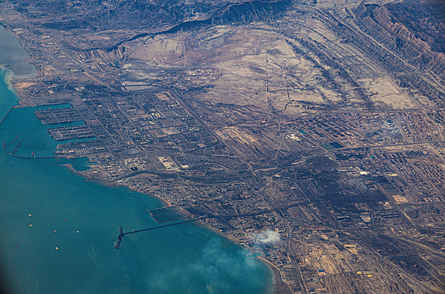 Írán zabavil v Hormuzském průlivu dvě nákladní lodě, na další střílel