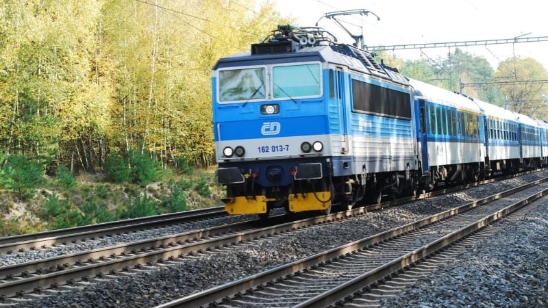 Tragédie na kolejích: Vlak na Benešovsku srazil člověka. Provoz na koridoru stojí