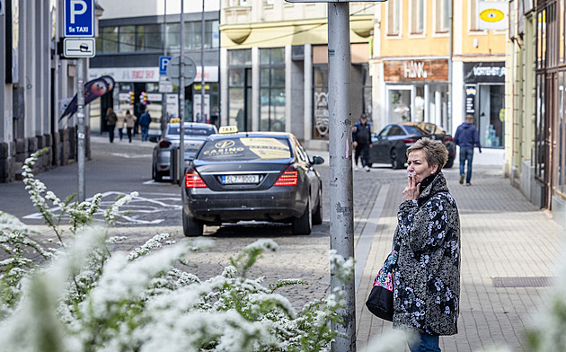 Z terminálu rozstrkali taxíky do ulic. Bude míň zákazníků a dražší jízdy, zlobí se řidiči