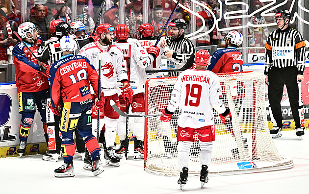 Pardubice - Třinec 2:1. Domácí mají finálový mečbol, chvíli před koncem rozhodl Sedlák