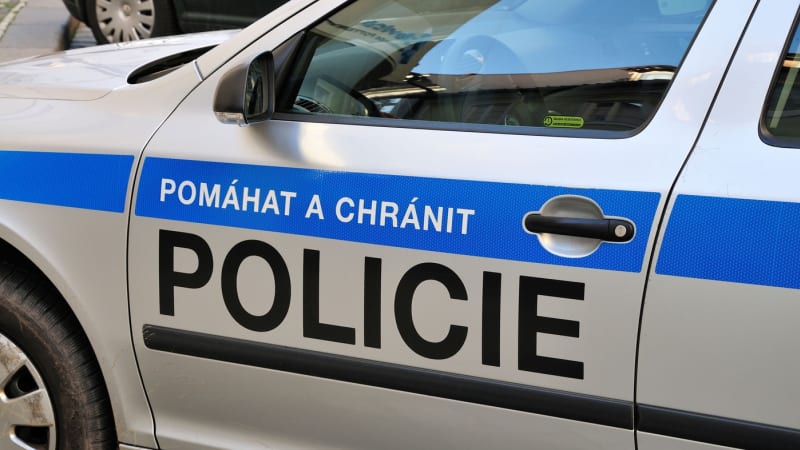 Policejní razie v příbramské nemocnici: Detektivové odnášejí dokumenty