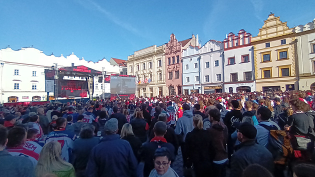 Fanoušci hokejových Pardubic zaplnili náměstí, vyhlížejí mistrovskou noc