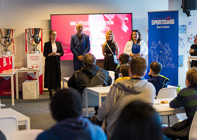 K míči patří i kniha. Slavia ocenila nejlepší čtenáře z dětských domovů