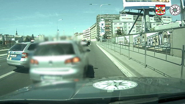 Podnapilý Polák srazil chodce, pak zběsile ujížděl policistům. Těm pomáhal taxikář