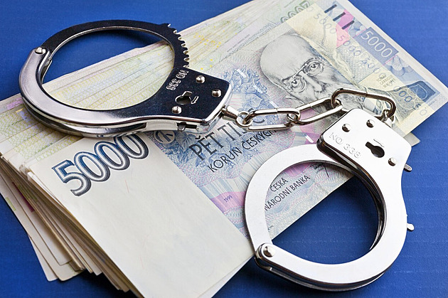 Podvodníci obrali stovky lidí o 118 milionů. Neušetřili ani své příbuzné