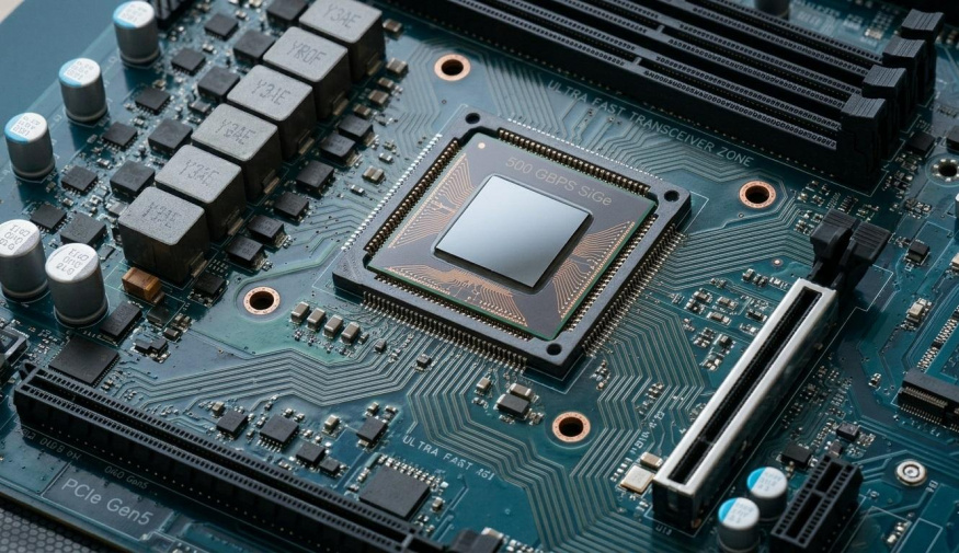Revoluce v přenosu dat: vědci vyvinuli čip s nepředstavitelnou rychlostí 500 Gb/s