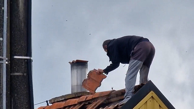 Drama na Brněnsku. Agresivní muž vylezl na střechu a házel po záchranářích tašky