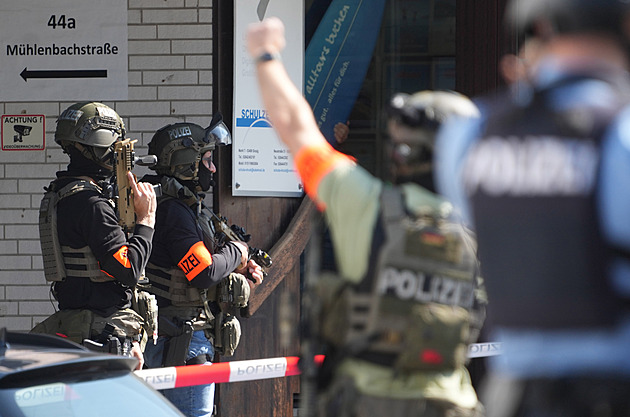 Lupiči přepadli banku v Německu a drží rukojmí. Policie uzavřela velkou část města
