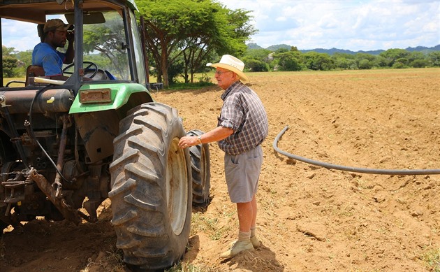 Zadlužené Zimbabwe vrací farmy bělochům, chce se vymanit z finanční krize