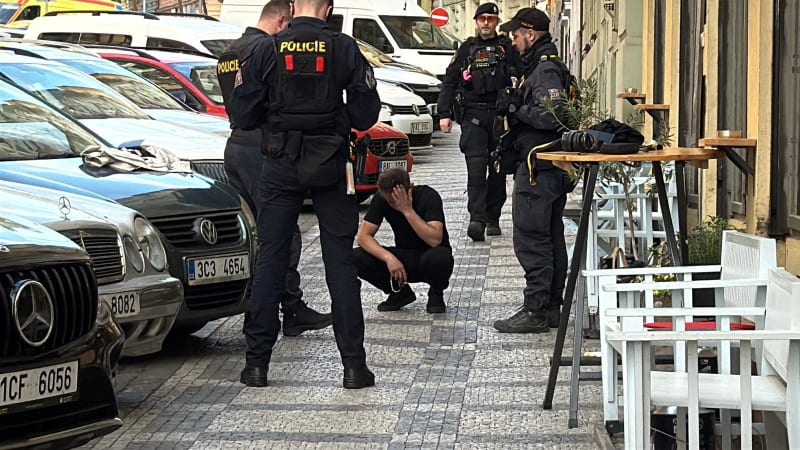Drama v centru Prahy: Hádka cizinců skončila řezným zraněním, zasahovali záchranáři
