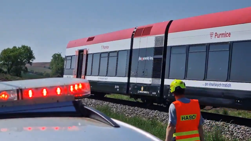 Neštěstí na přejezdu na Hodonínsku. Cyklista vjel přímo pod houkající vlak, na místě zemřel