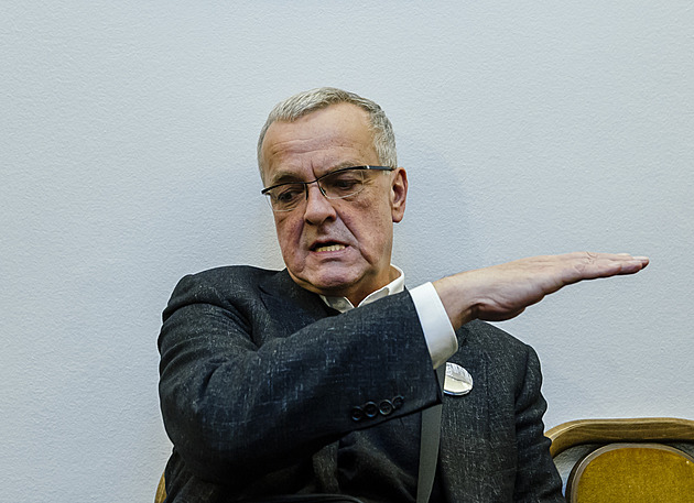 Vláda nechce dělat nepopulární kroky, dluh poroste, shodli se bývalí ministři
