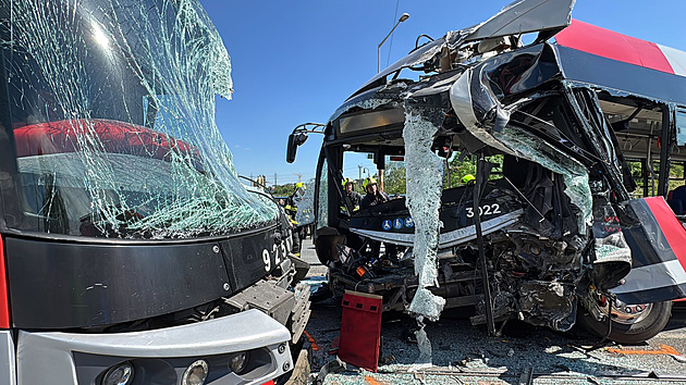 V pražských Záběhlicích se srazil elektrobus s tramvají, je mnoho zraněných