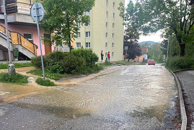 Ulicí se valil proud vody. Havárii potrubí v Hranicích stále opravují