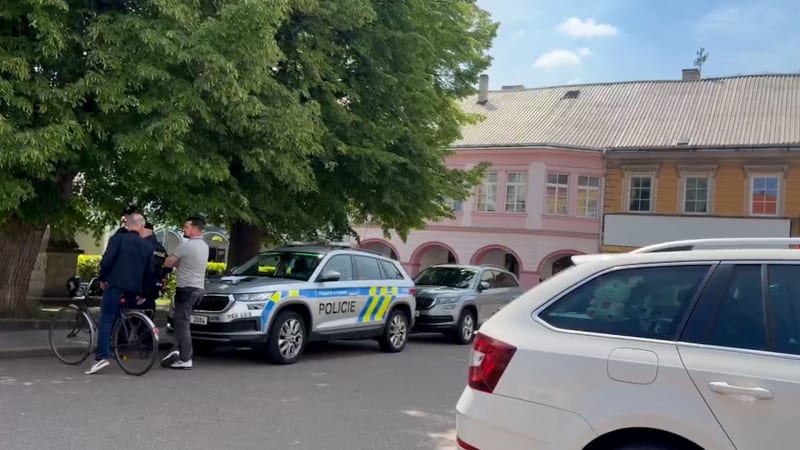 Policejní manévry v Přelouči: Ulicemi pobíhá muž se sekáčkem. Může být nebezpečný