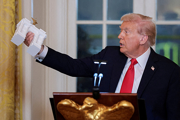 Dvě sochy orlů a zlato. Komise schválila návrh Trumpova vítězného oblouku